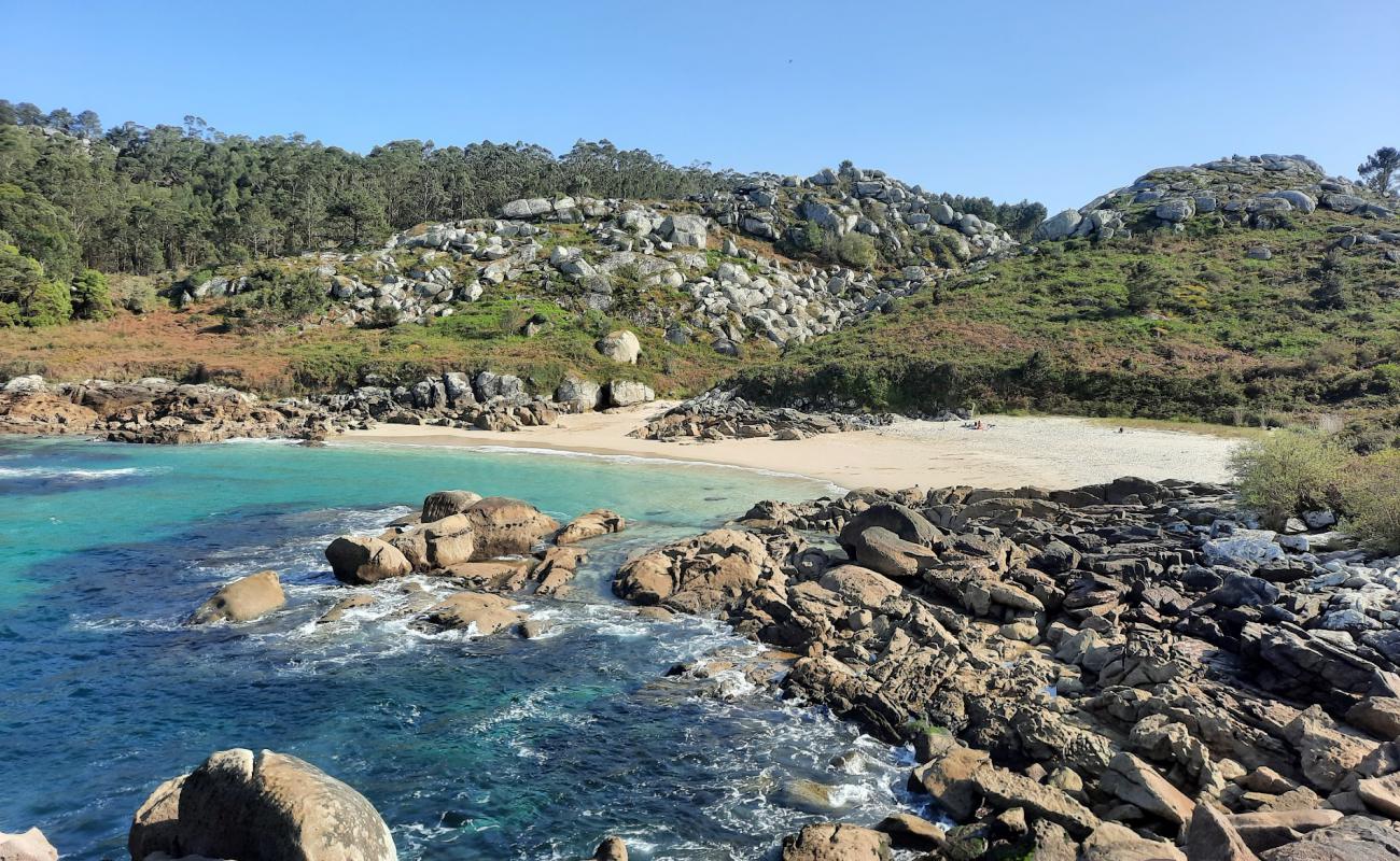 Praia da Lagoelas'in fotoğrafı beyaz ince kum yüzey ile