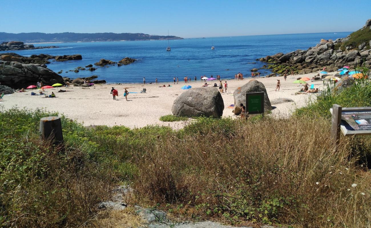 Praia do Ancoradoiro'in fotoğrafı parlak kum yüzey ile