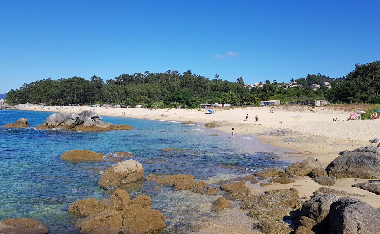 Praia de Tulla'in fotoğrafı parlak ince kum yüzey ile