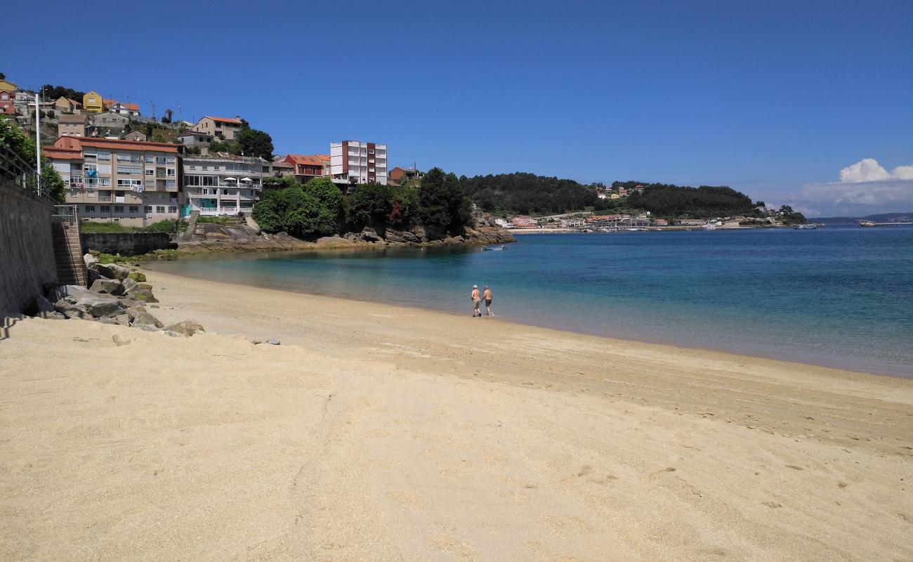 Praia de Bueu'in fotoğrafı parlak kum yüzey ile