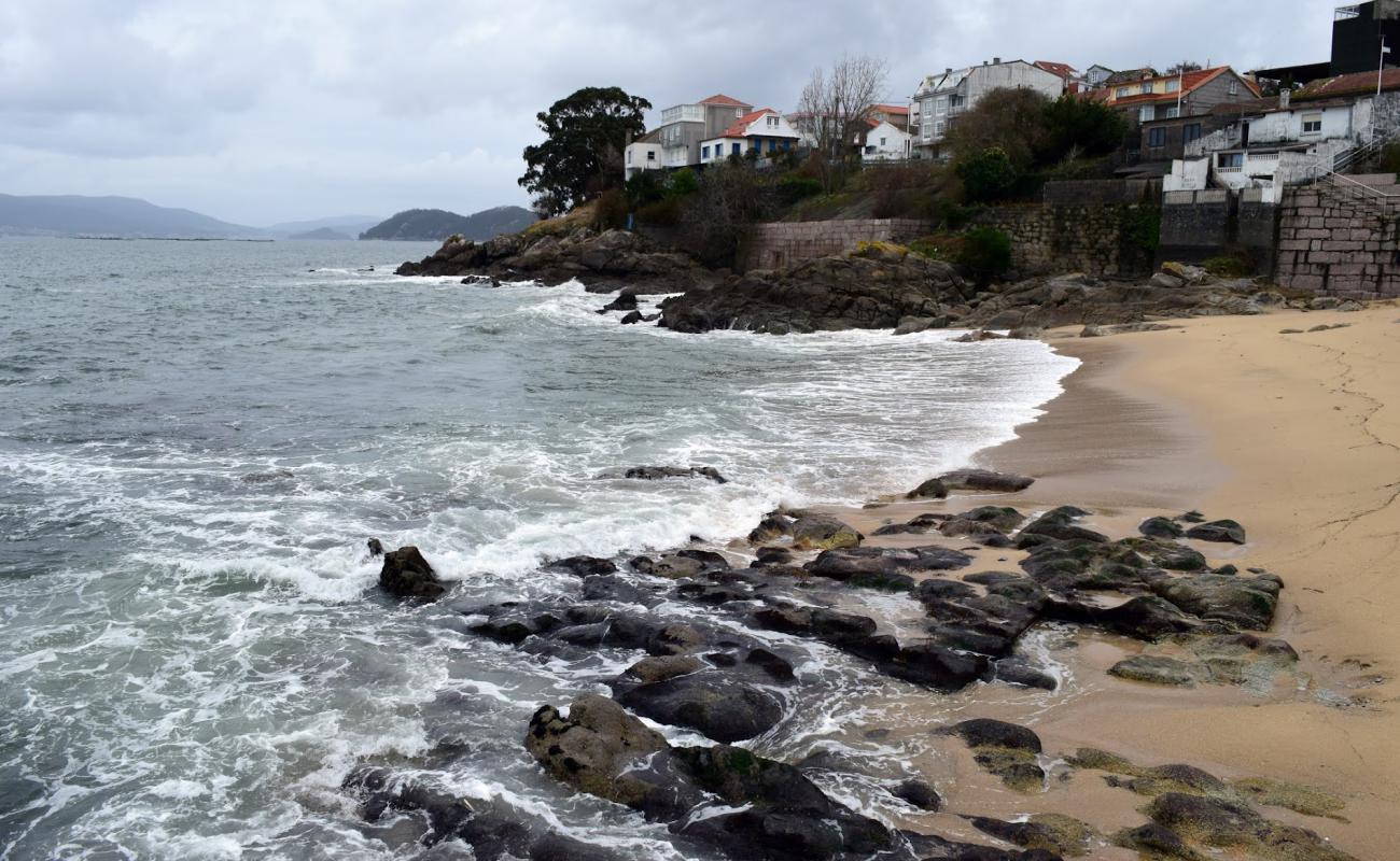 Praia Loureiro'in fotoğrafı beyaz kum yüzey ile