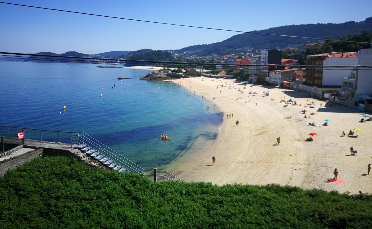 Praia de Agrelo'in fotoğrafı beyaz kum yüzey ile