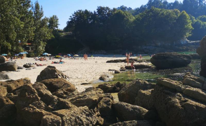 Praia de Covelo'in fotoğrafı beyaz ince kum yüzey ile