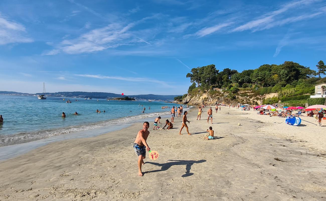 Praia de Lapaman'in fotoğrafı beyaz ince kum yüzey ile