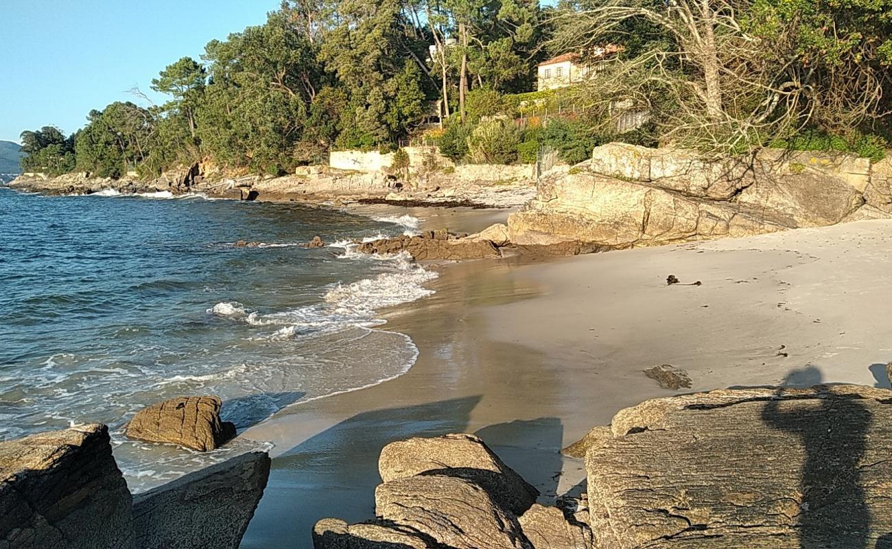 Praia dos Namorados'in fotoğrafı beyaz ince kum yüzey ile