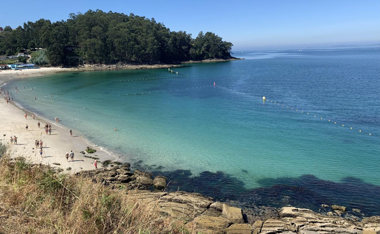 Playa de Mogor'in fotoğrafı beyaz ince kum yüzey ile