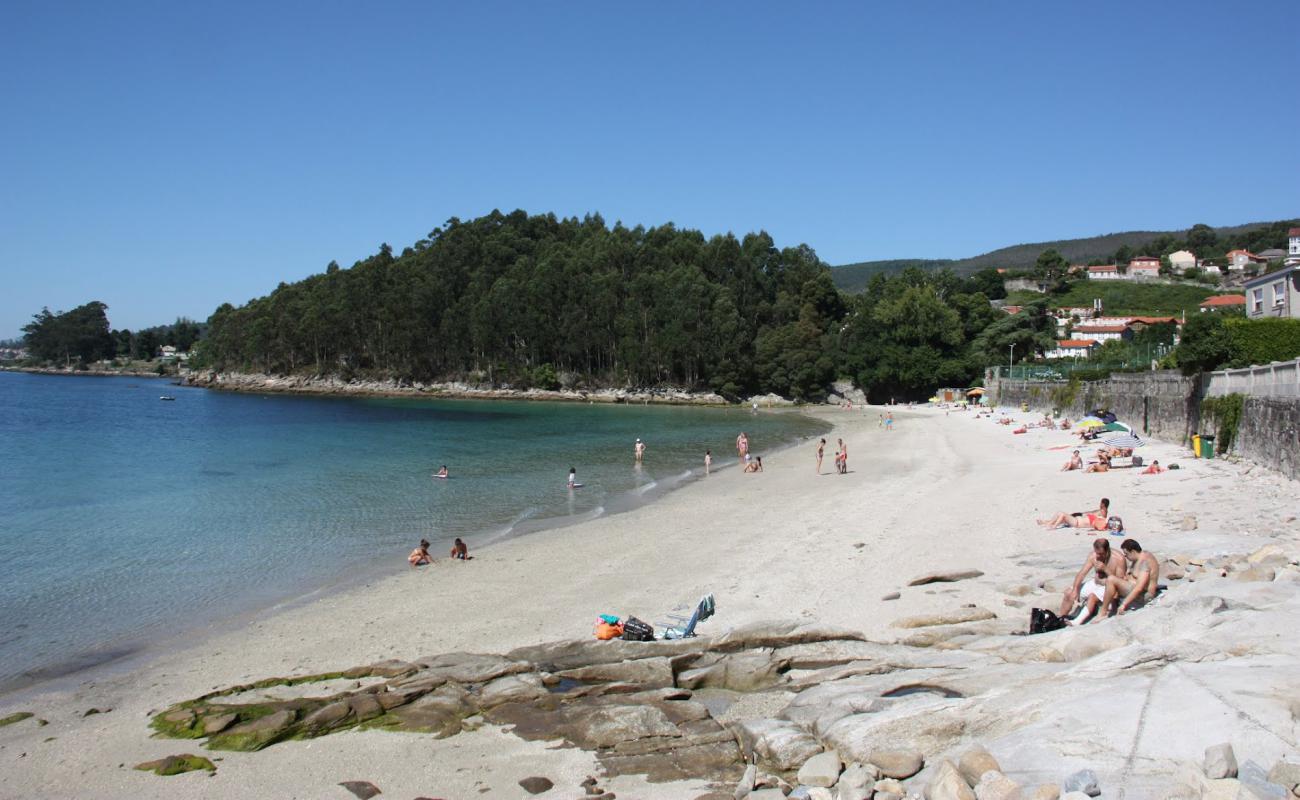 Praia de Chancelas'in fotoğrafı beyaz kum yüzey ile