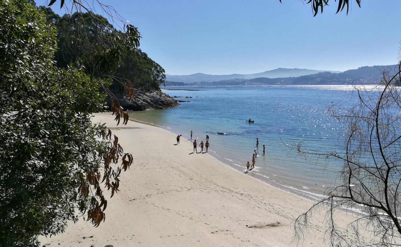 Praia Ouriceira'in fotoğrafı beyaz kum yüzey ile