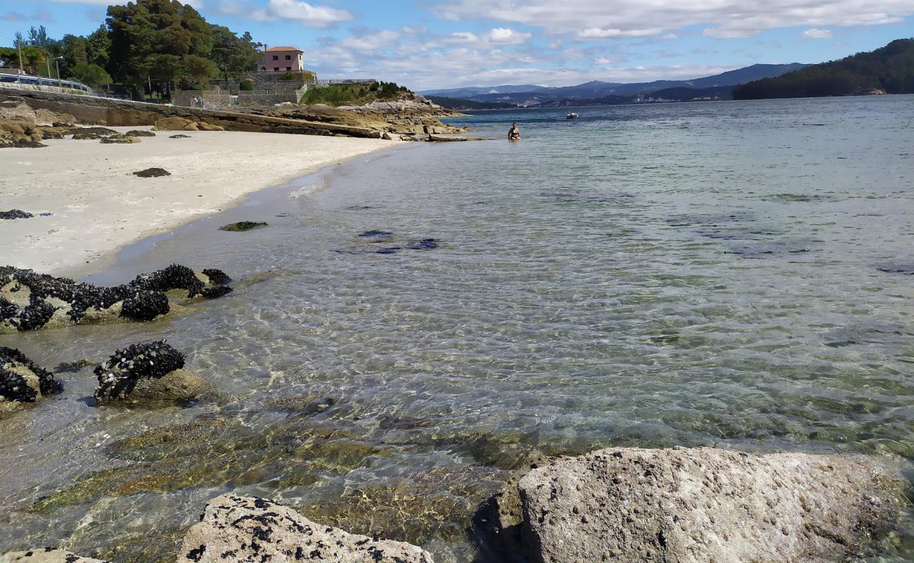 Praia do Covelo'in fotoğrafı beyaz ince kum yüzey ile