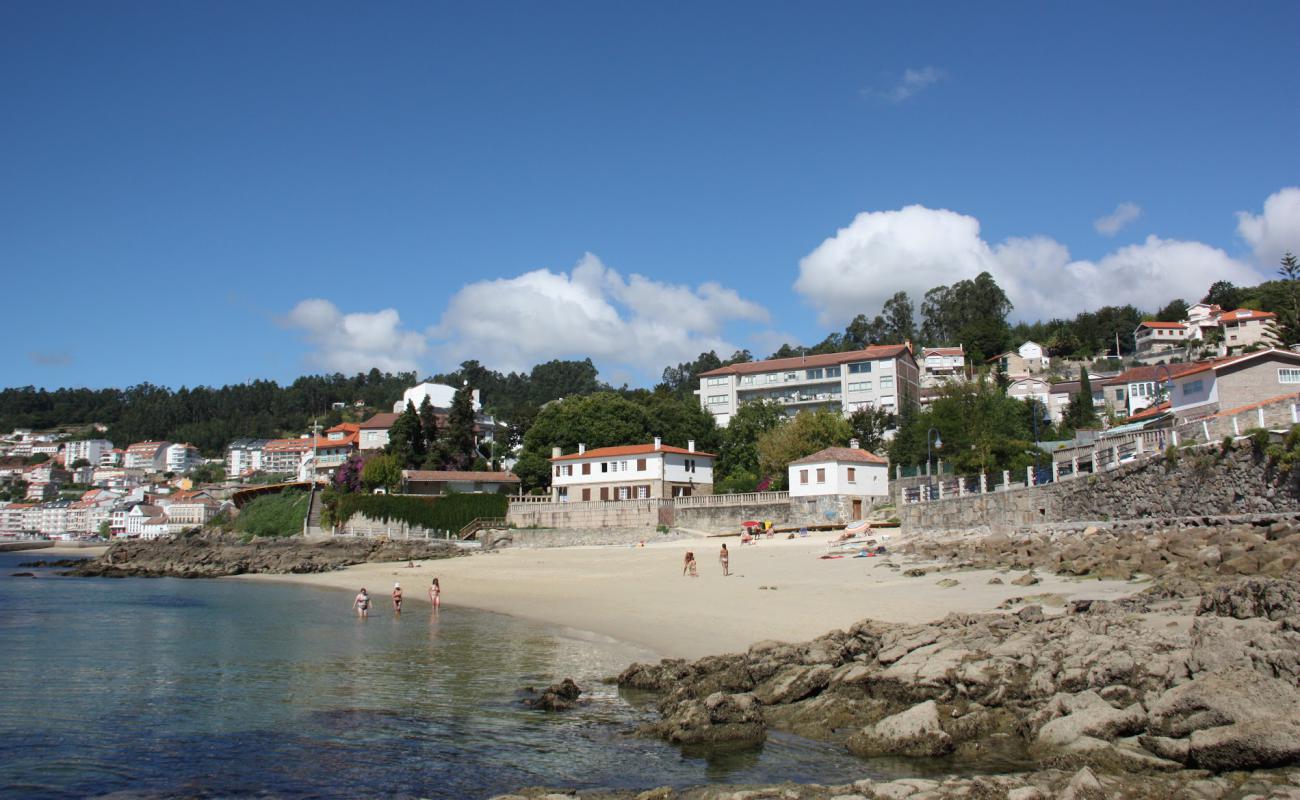 Praia de Sinas'in fotoğrafı beyaz ince kum yüzey ile