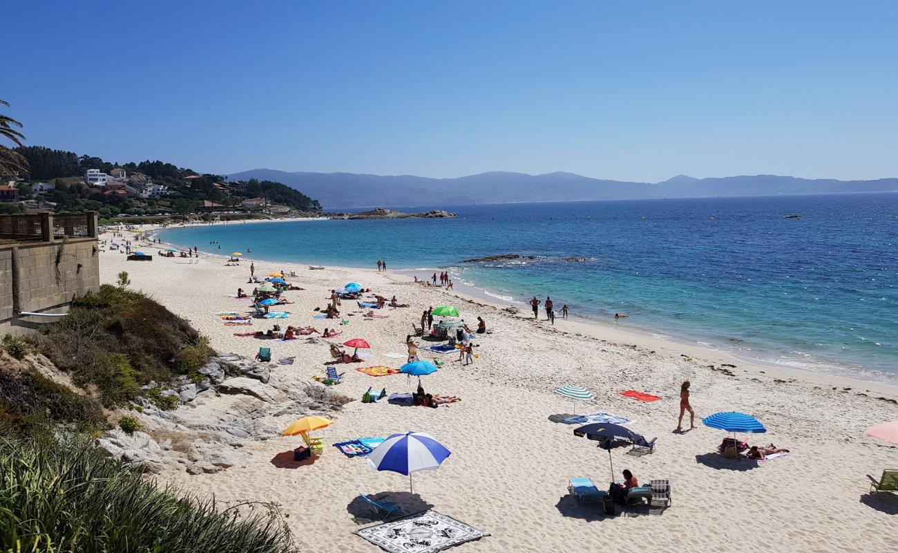 Praia de Areas'in fotoğrafı beyaz ince kum yüzey ile