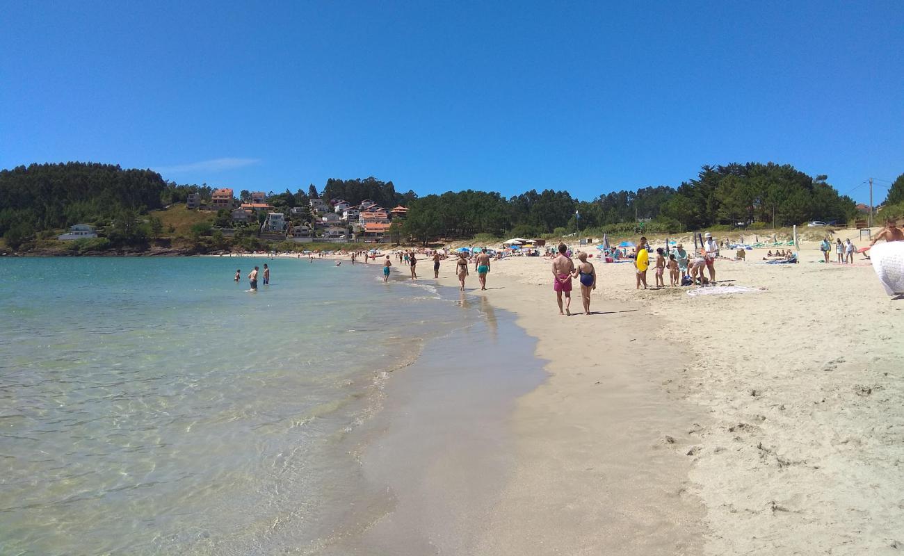 Canelas beach'in fotoğrafı beyaz ince kum yüzey ile