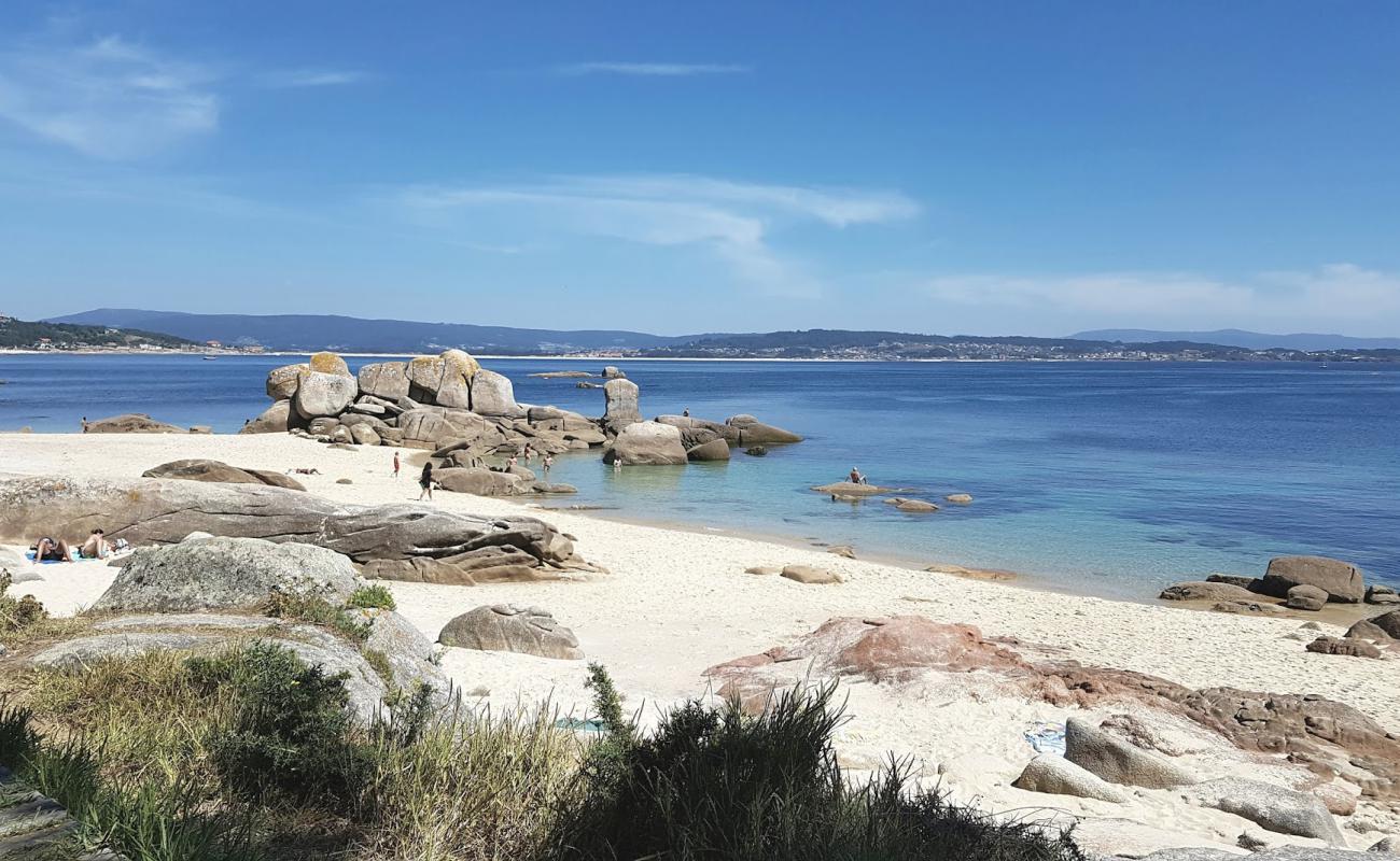 Pedras Negras beach'in fotoğrafı beyaz kum yüzey ile