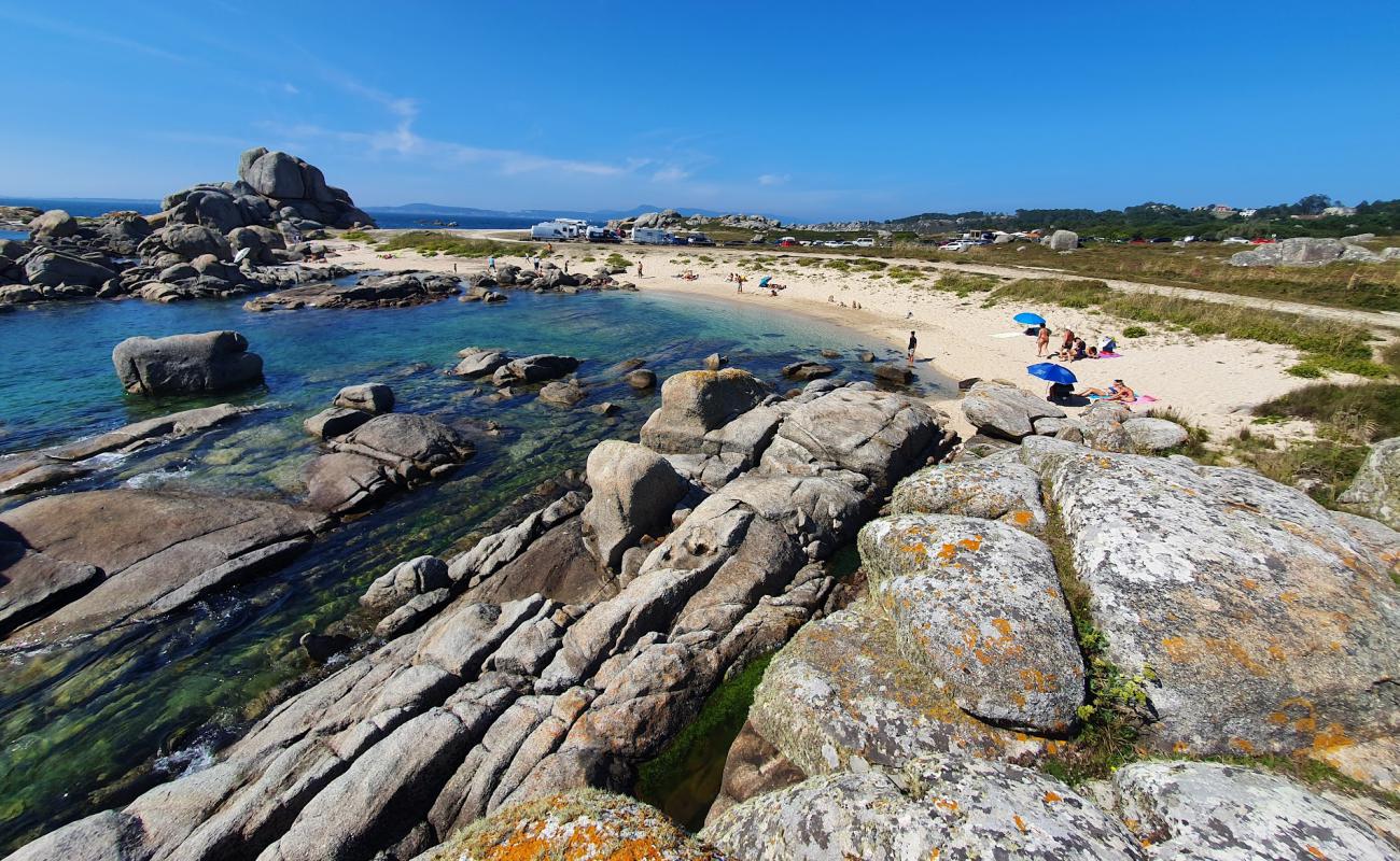 Praia do Con'in fotoğrafı parlak kum yüzey ile