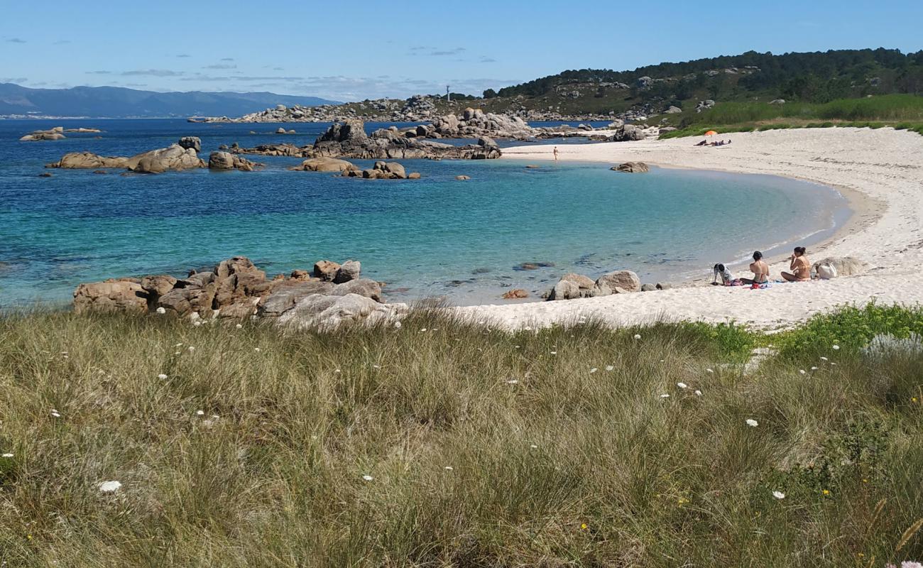 Praia de Borreiro'in fotoğrafı beyaz kum yüzey ile