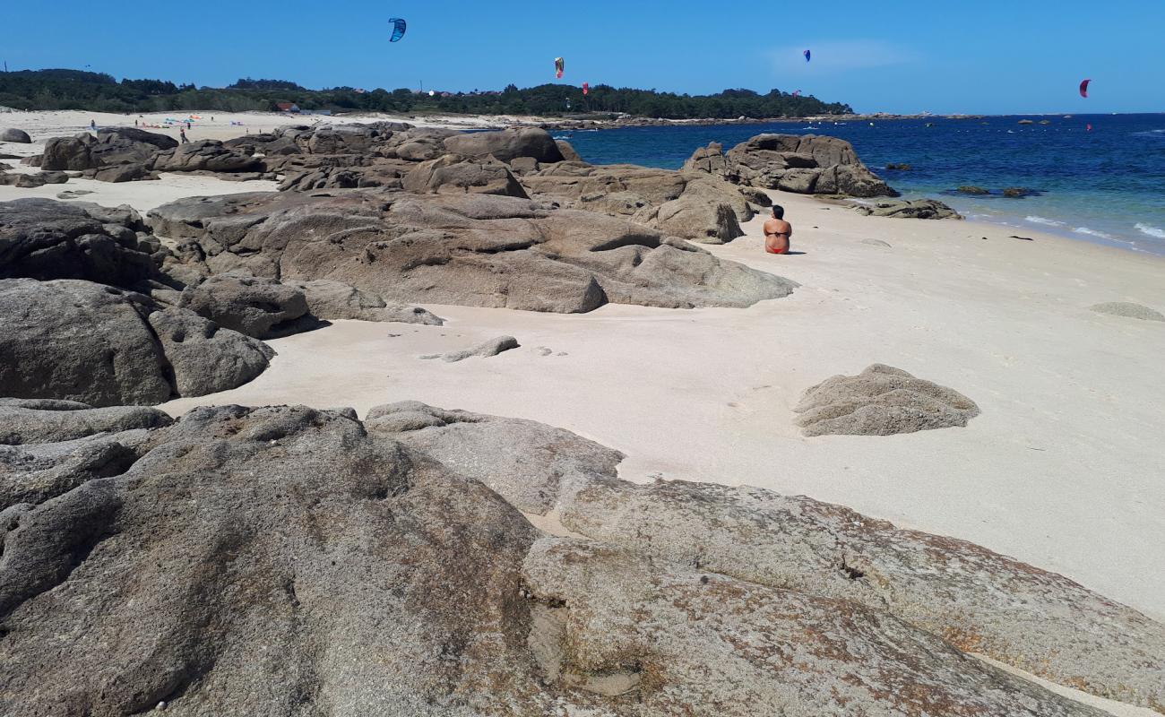 Mussel beach'in fotoğrafı beyaz kum yüzey ile