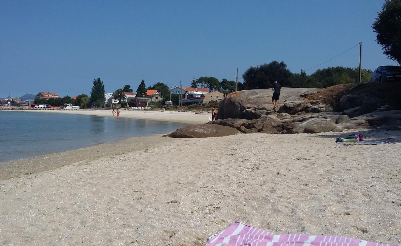 Lavaxeira beach'in fotoğrafı beyaz kum yüzey ile