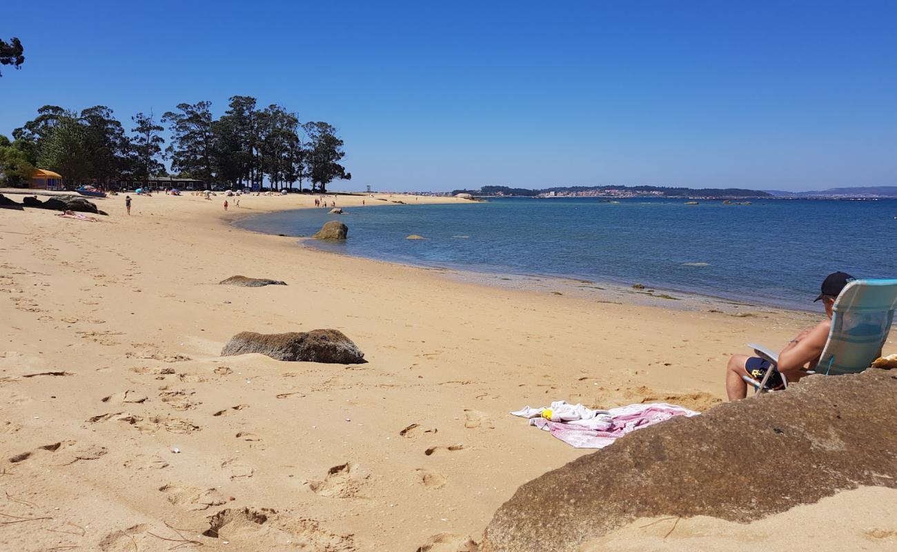 Praia das Sinas'in fotoğrafı parlak kum yüzey ile