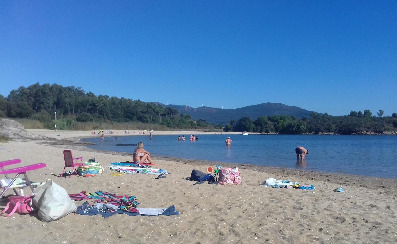 Porron beach'in fotoğrafı beyaz kum yüzey ile