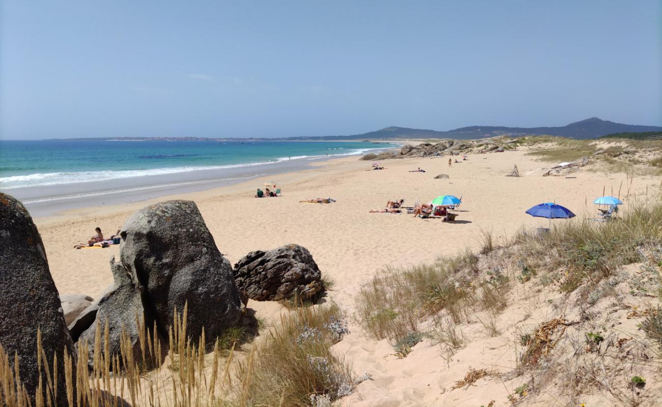 Vilar beach'in fotoğrafı beyaz ince kum yüzey ile