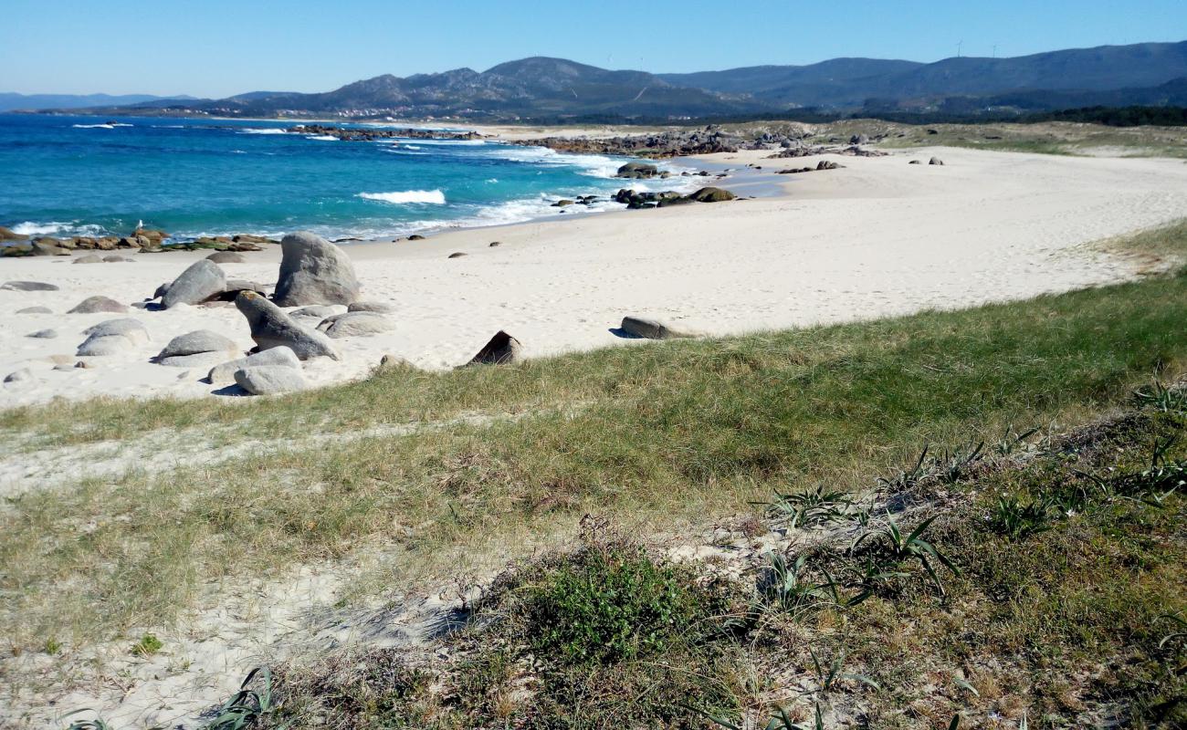 Basonas beach'in fotoğrafı beyaz kum yüzey ile