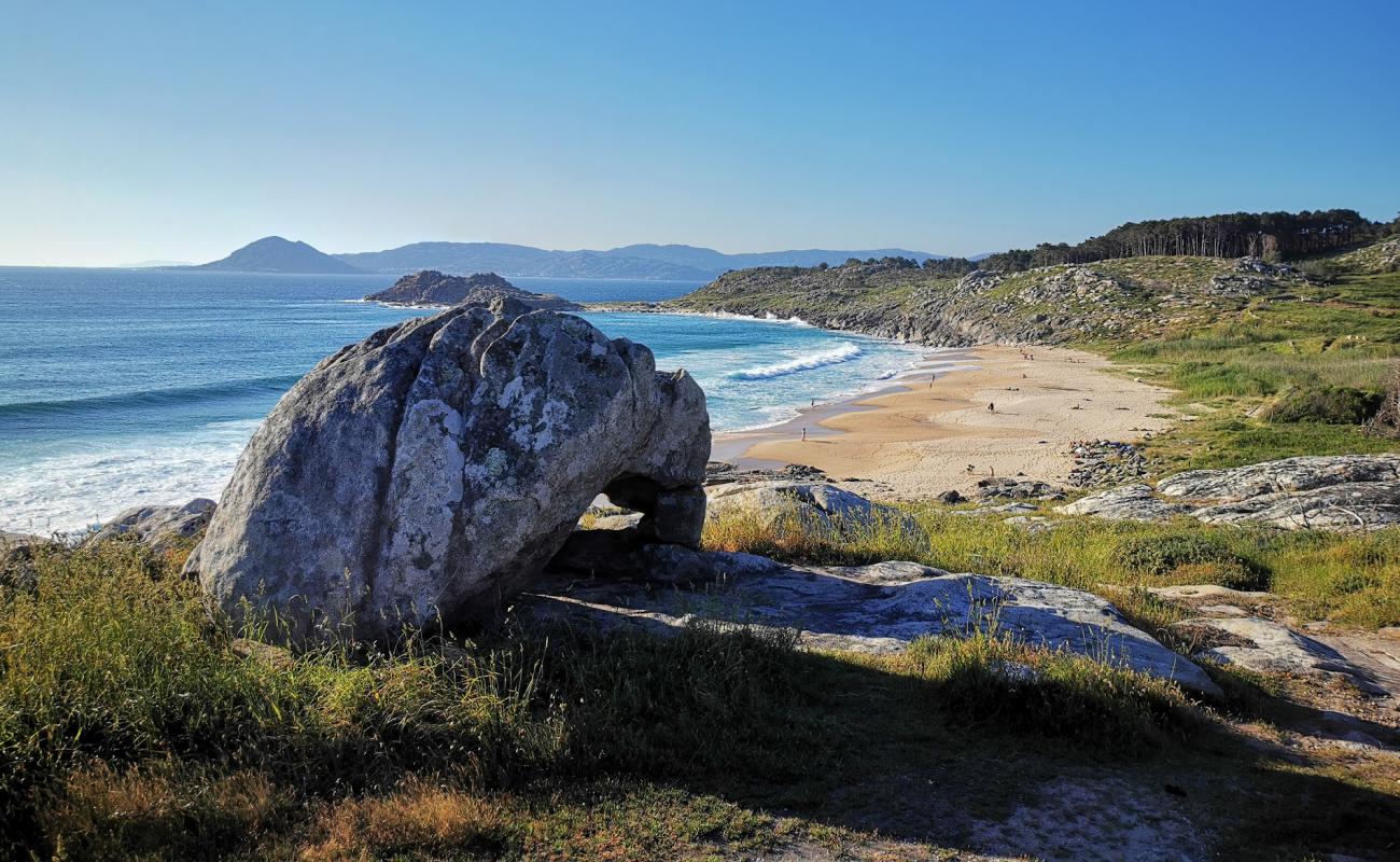 Praia do Castro de Barona'in fotoğrafı parlak kum yüzey ile