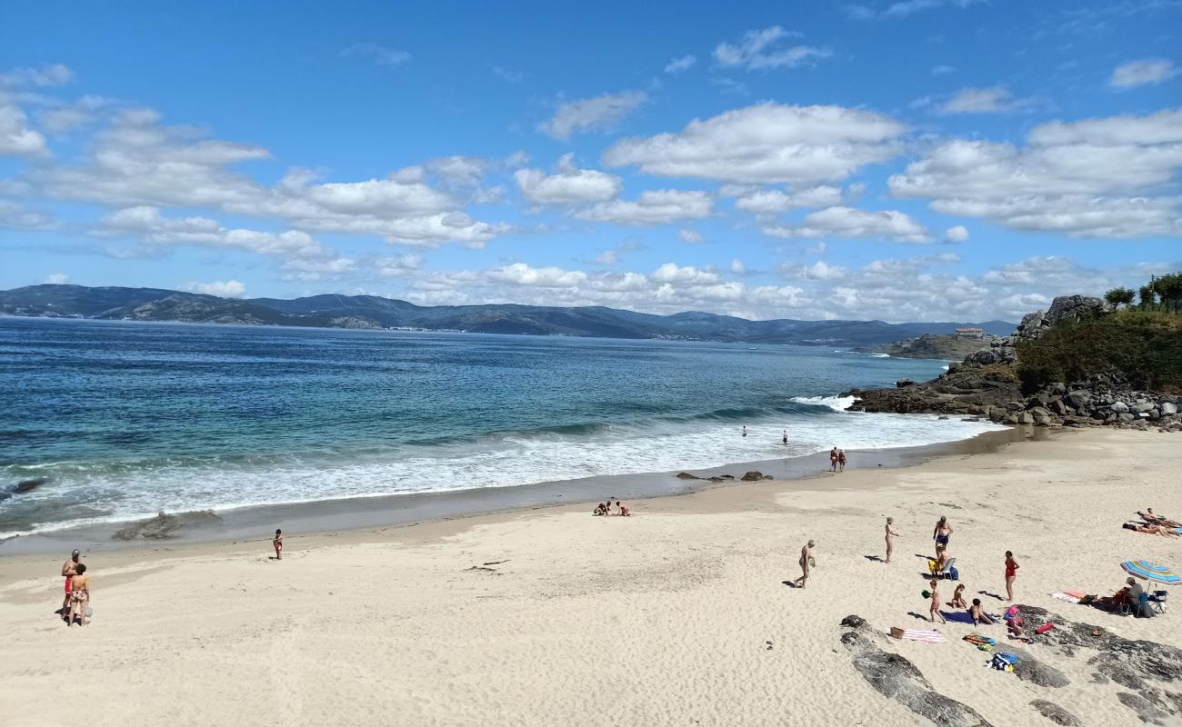 Arnela beach'in fotoğrafı beyaz kum yüzey ile