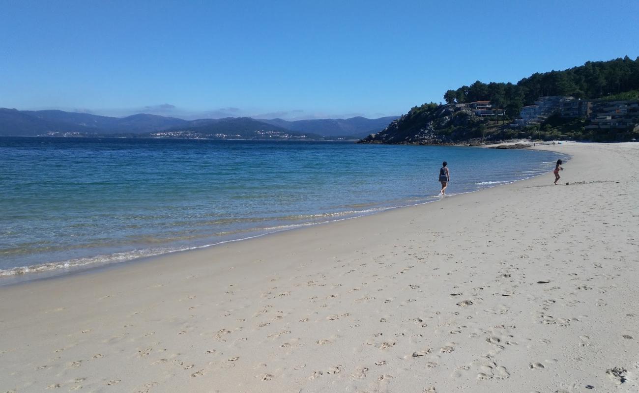 Caveiro beach'in fotoğrafı beyaz ince kum yüzey ile