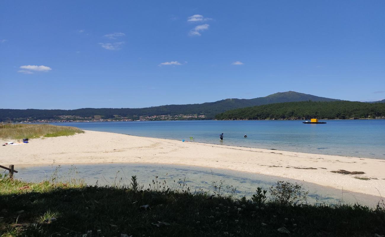 Praia de Testal'in fotoğrafı beyaz kum yüzey ile