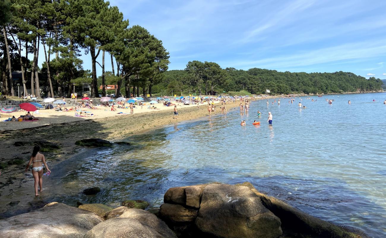 Praia de Brona'in fotoğrafı beyaz kum yüzey ile