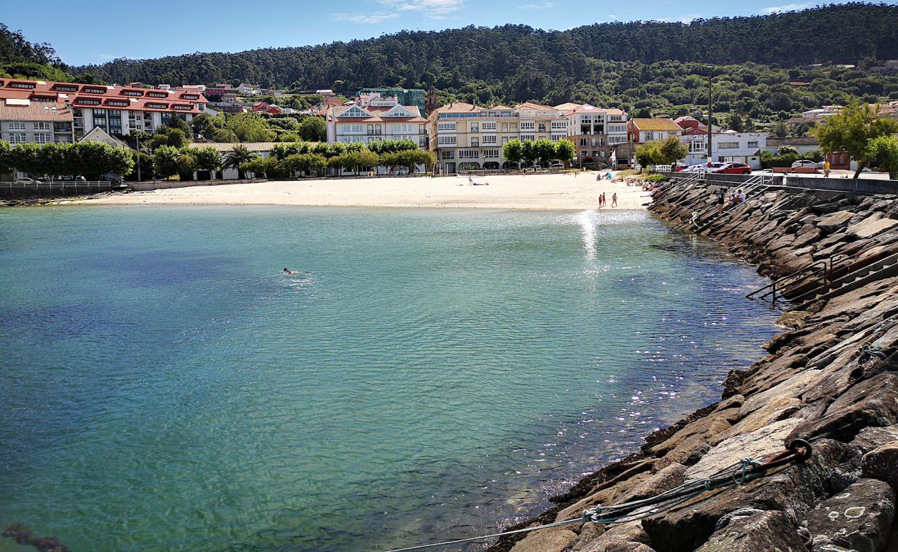 Praia do Castelo'in fotoğrafı beyaz kum yüzey ile