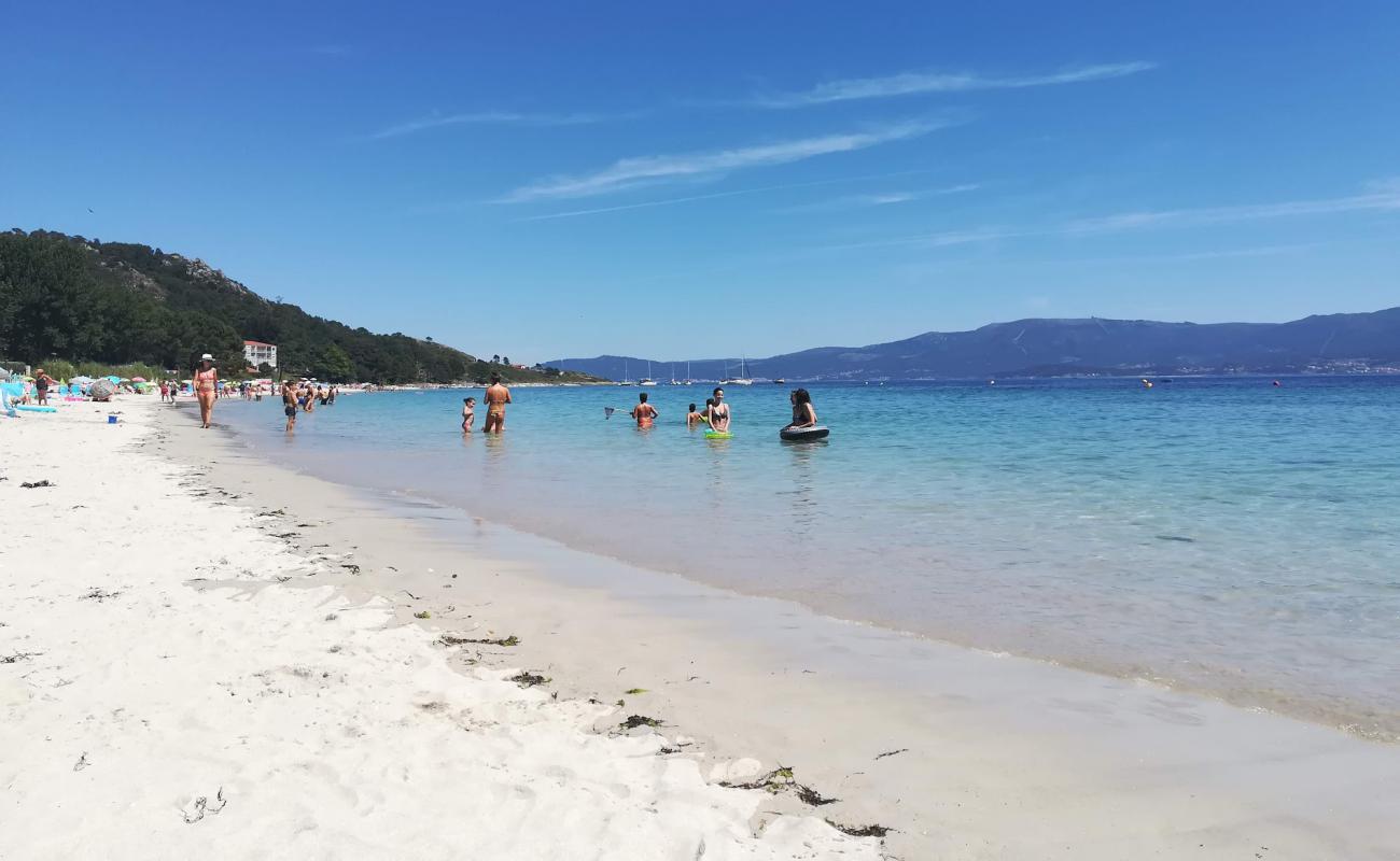 Praia de San Francisco'in fotoğrafı beyaz ince kum yüzey ile