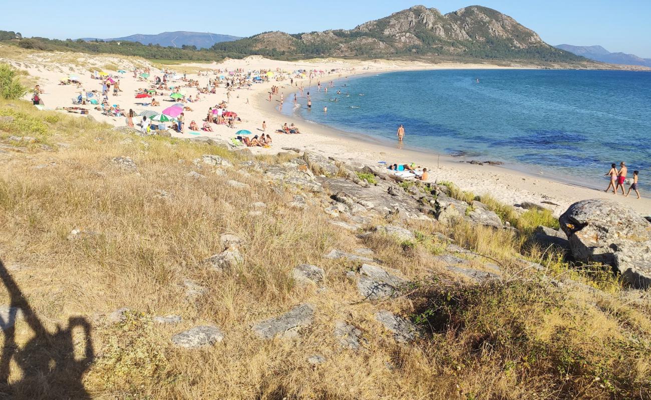 Praia de Larino'in fotoğrafı beyaz ince kum yüzey ile