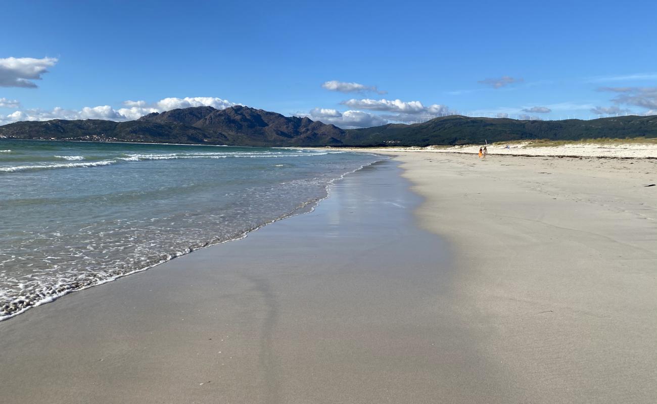 Carnota Plajı'in fotoğrafı beyaz ince kum yüzey ile