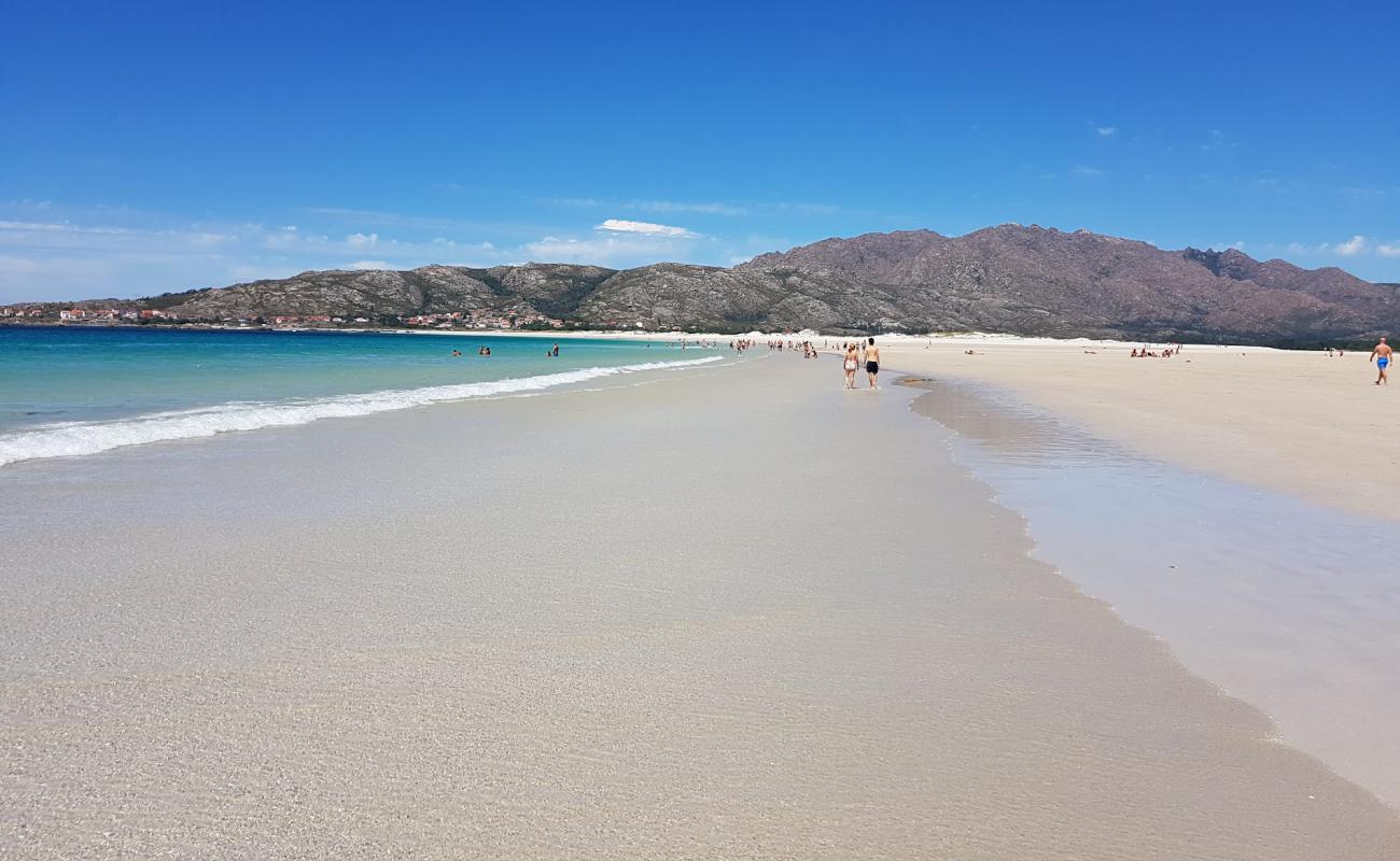 Praia de Carnota II'in fotoğrafı beyaz ince kum yüzey ile