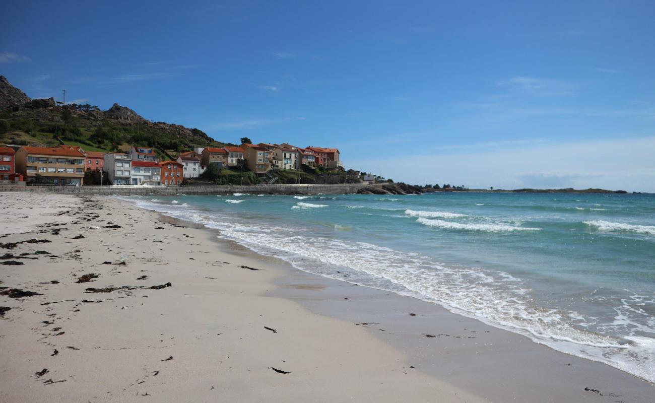 Praia do Pindo'in fotoğrafı i̇nce beyaz kum yüzey ile