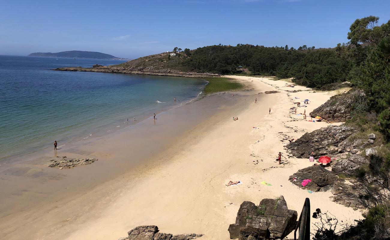 Praia de Gures'in fotoğrafı beyaz ince kum yüzey ile