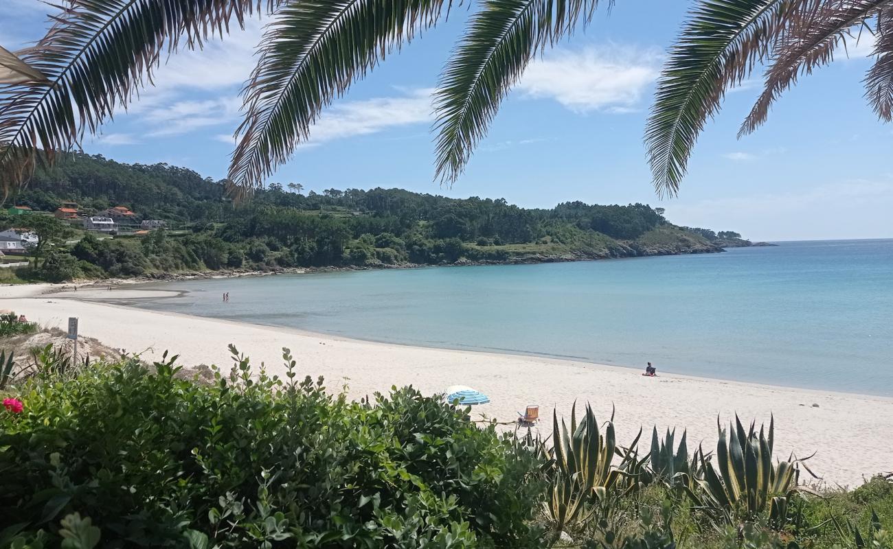 Praia de Estorde'in fotoğrafı beyaz ince kum yüzey ile