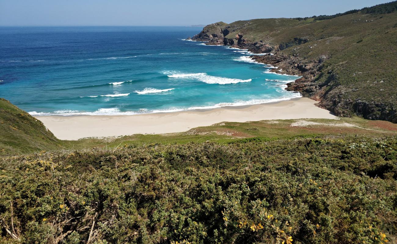 Arnela beach'in fotoğrafı beyaz kum yüzey ile