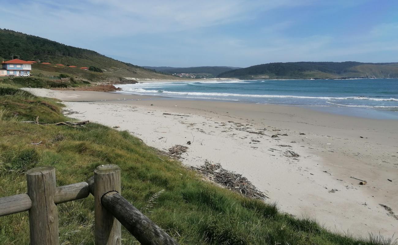 Praia de Merexo'in fotoğrafı beyaz kum yüzey ile