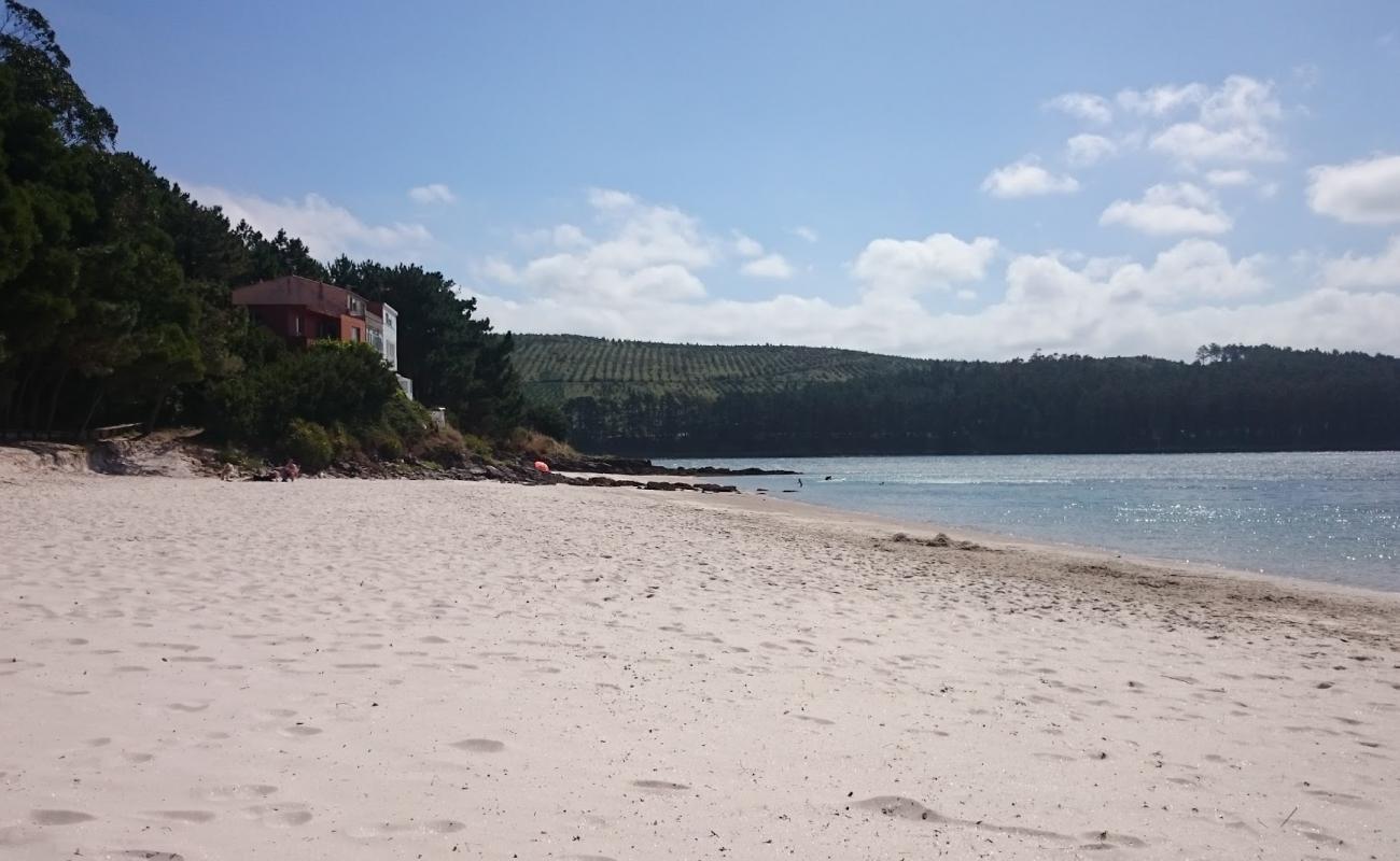 Playa de Lingunde'in fotoğrafı beyaz kum yüzey ile