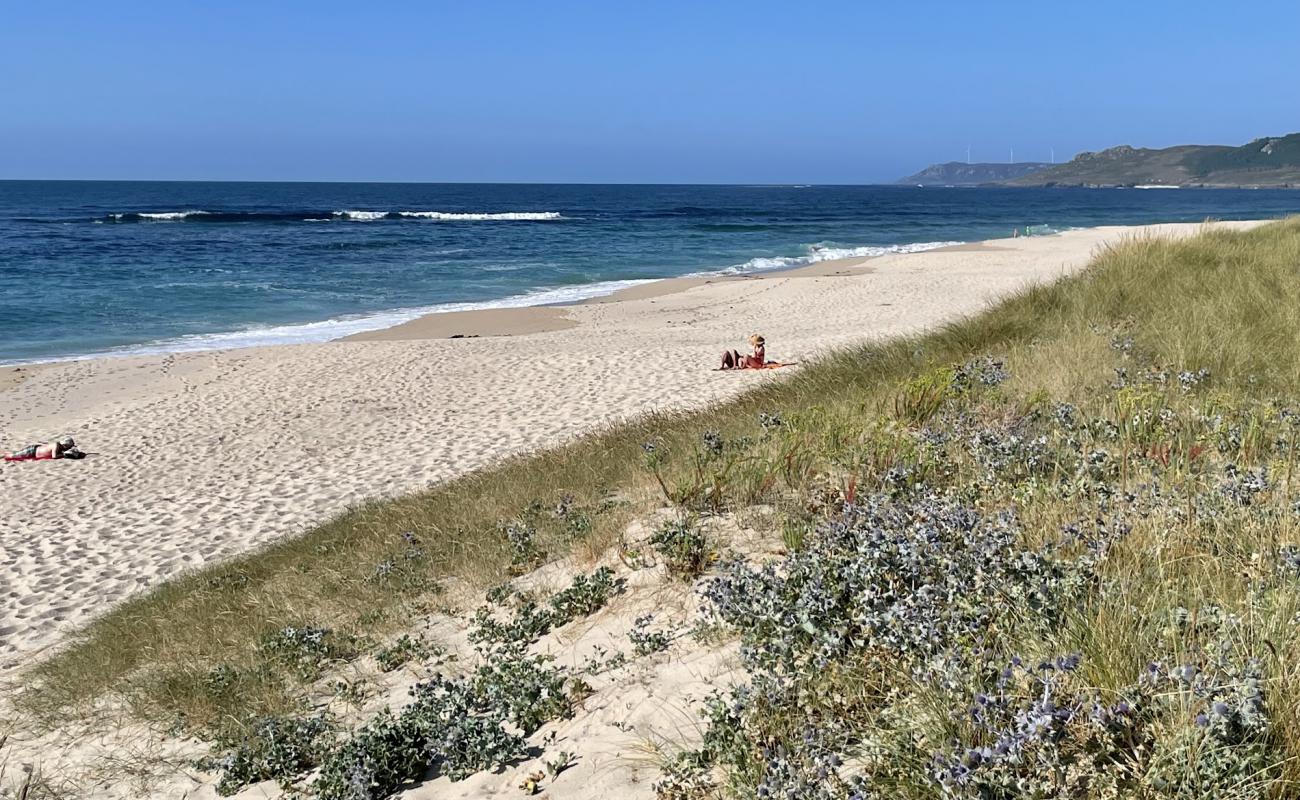 Praia de Traba'in fotoğrafı beyaz kum yüzey ile