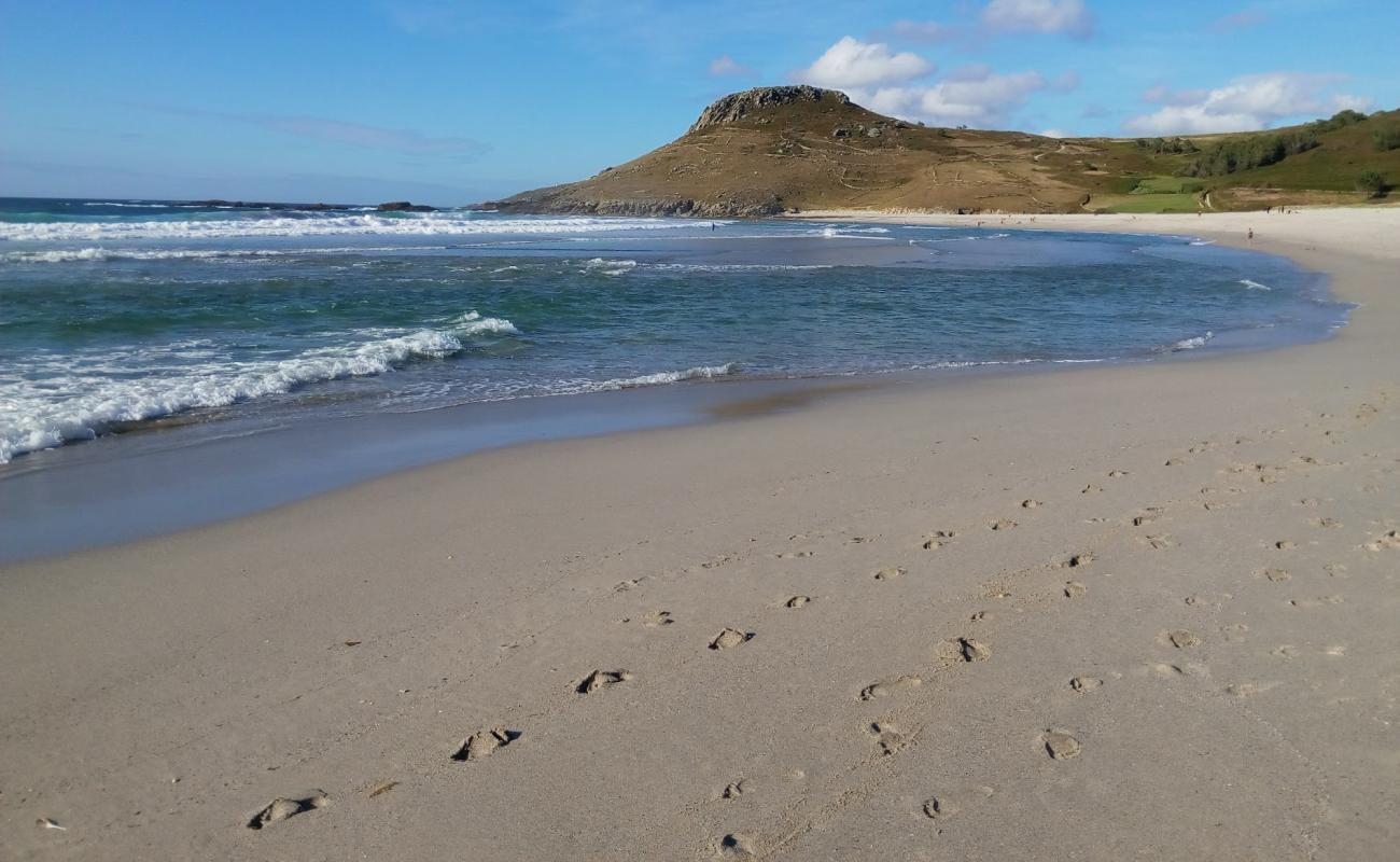 Praia de Soesto'in fotoğrafı beyaz ince kum yüzey ile