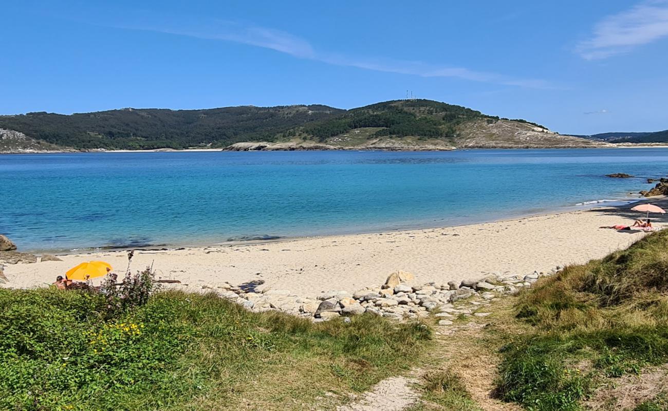 Praia das Vacas'in fotoğrafı beyaz kum yüzey ile