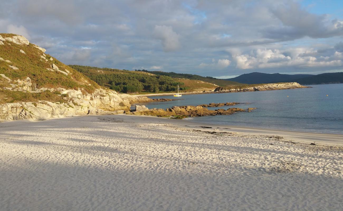 Praia do Osmo'in fotoğrafı beyaz kum yüzey ile