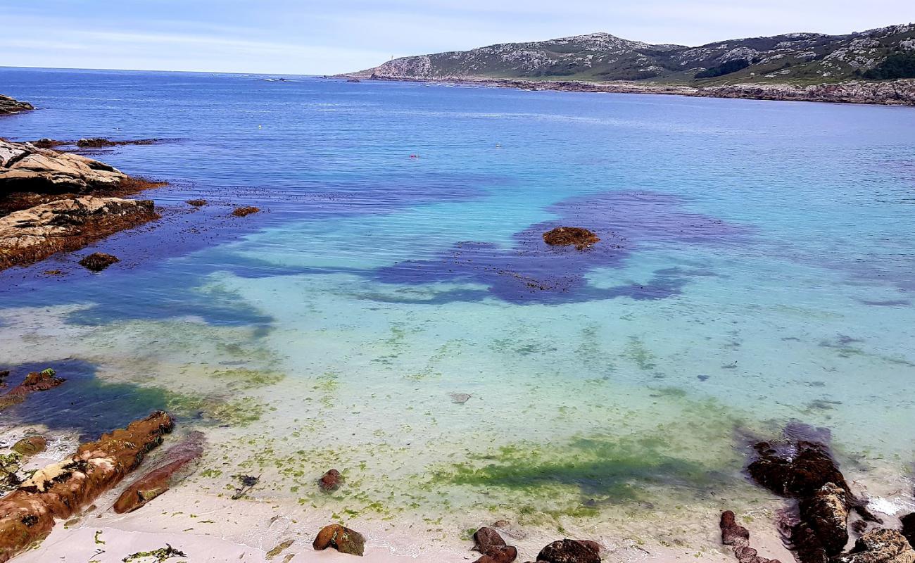 Praia de Santamarina'in fotoğrafı beyaz kum yüzey ile