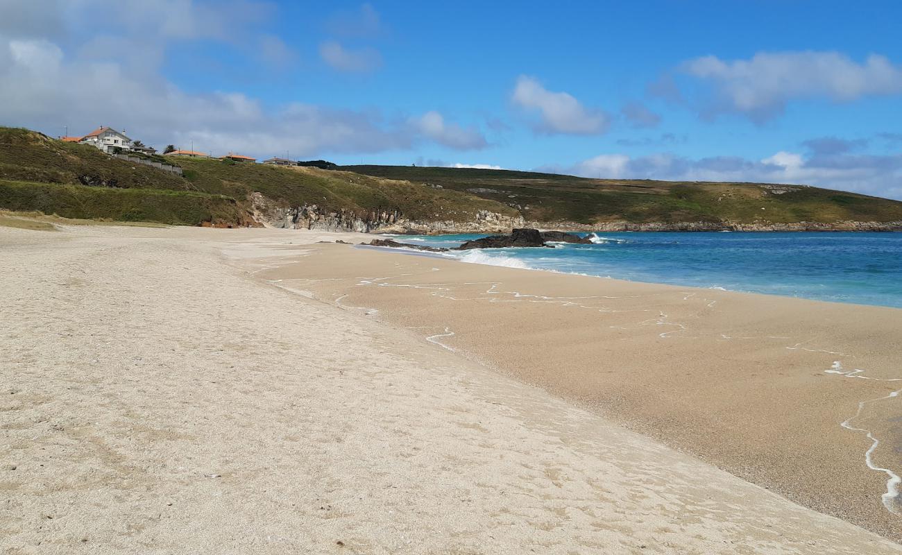 Playa de Seiruga'in fotoğrafı beyaz kum yüzey ile