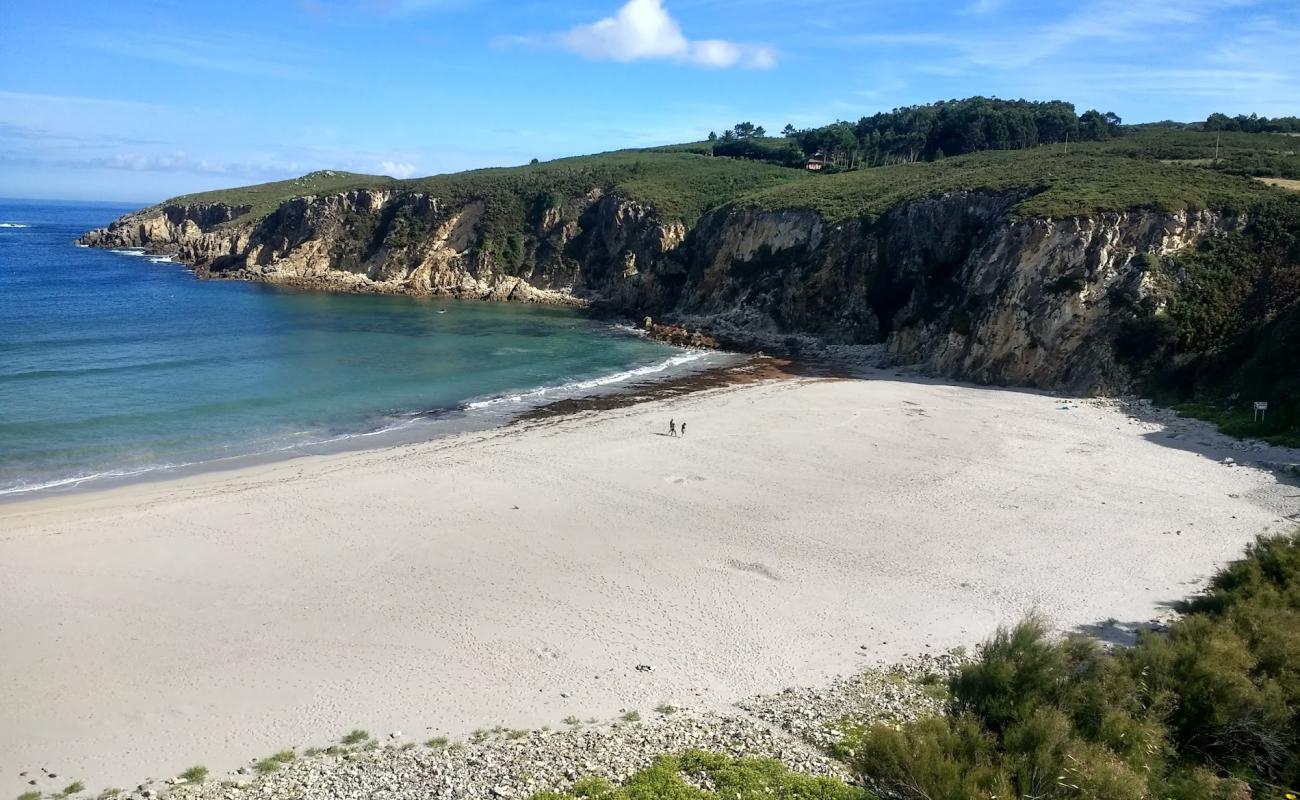 Praia de Beo'in fotoğrafı beyaz kum yüzey ile