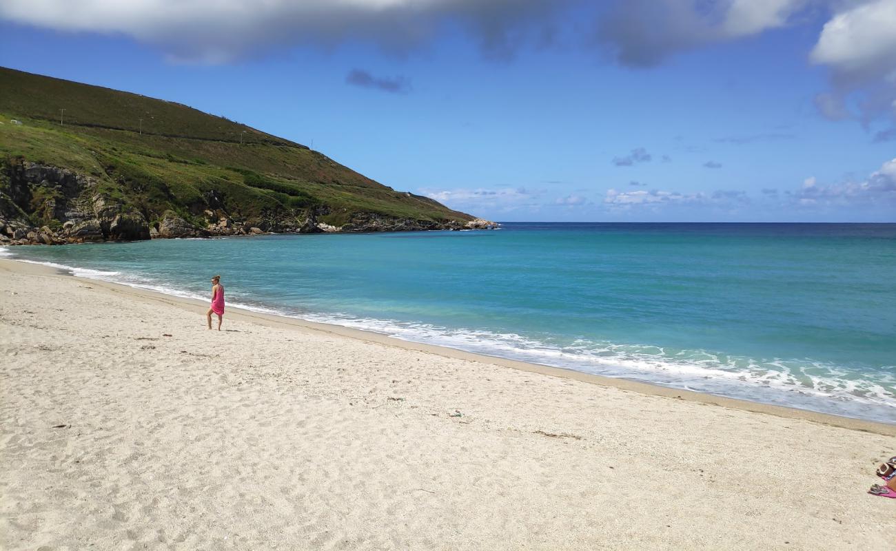 Praia de Seaia'in fotoğrafı beyaz kum yüzey ile