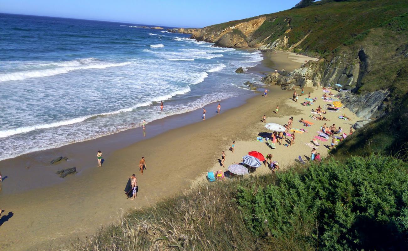 Praia das Torradas'in fotoğrafı parlak ince kum yüzey ile